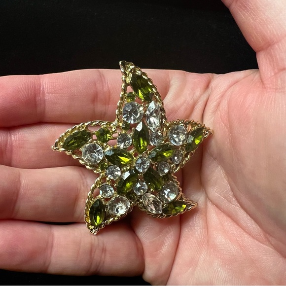 Vintage Unsigned Regency Green & Clear Rhinestone Gold Tone Starfish Star Brooch